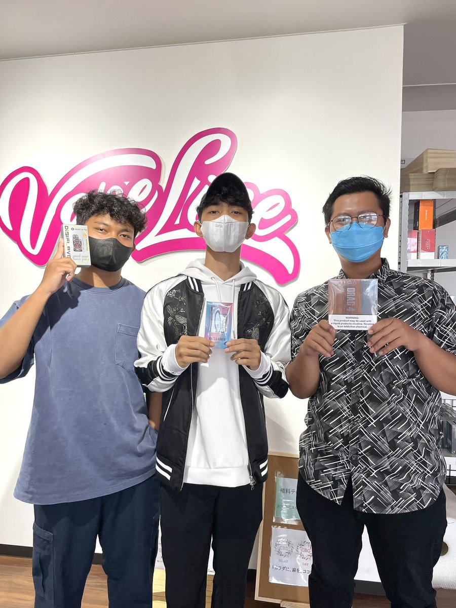 LineVape's tweet photo. 最近、東南アジア系の方の来店が増えて来ました👍
話を伺うとまだまだVAPE熱は高いようですね✨
日本もまたVAPE熱が高まれば嬉しいな🔥
またみんなで遊びに来てね🤝

ホームページ
https://t.co/qWQdPFjbVP
vapeline &amp; BUZZVAPEの
情報掲載中です👍 https://t.co/Qle2ZzjPsV