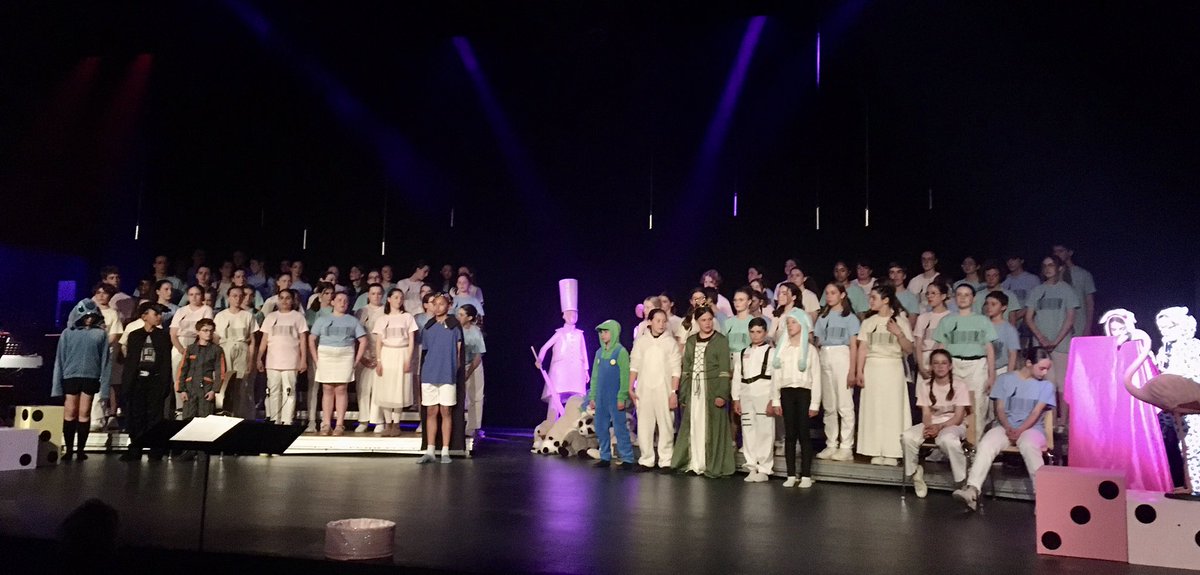 ClgSegalen's tweet photo. Un très beau spectacle #lesoldatrose par les chorales de @ClgSegalen de @chateaugiron et #Bruz.
Bravo aussi à notre classe de 6eme pour leurs scènettes
👏
#arkanson
@DAACBretagne https://t.co/uV94etywC6