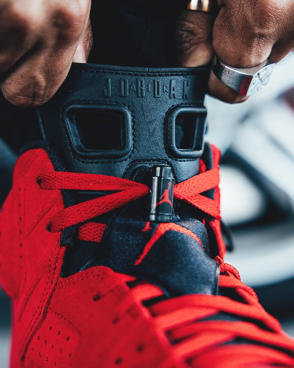 SNKR_TWITR tweet media