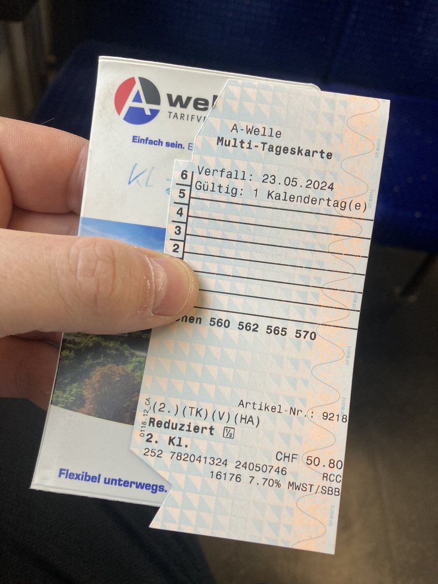 Ph_Zimmermann's tweet photo. Liebe SBB @RailService, darf ich die neue und grössere Mehrfahrtenkarte abschneiden, oder gibts dafür auch eine Busse? #justasking https://t.co/ArRJeNYZXy