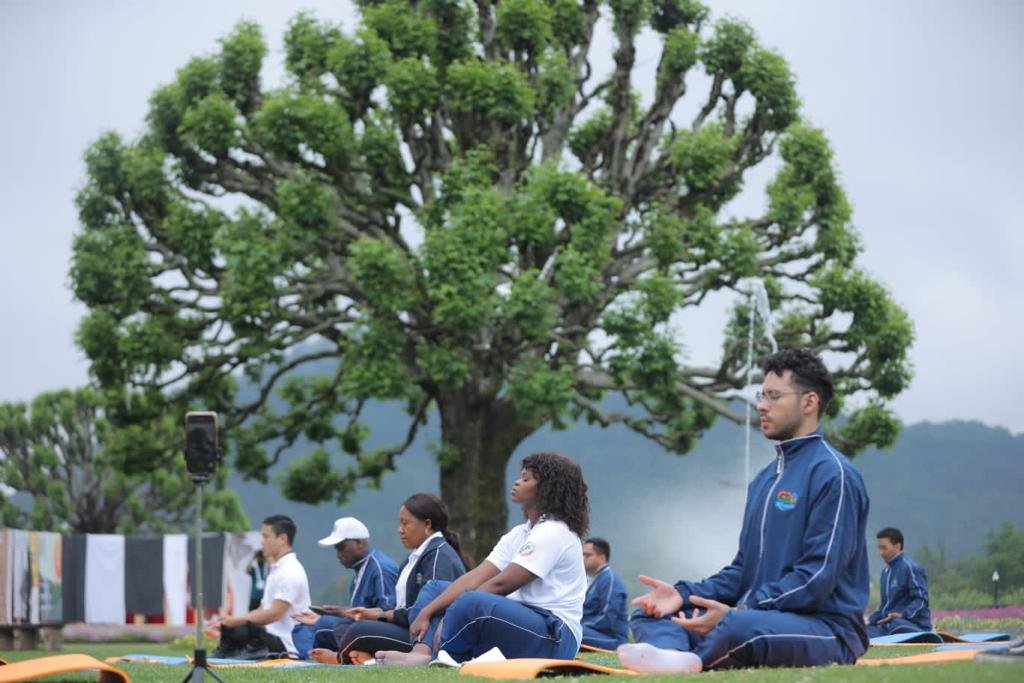 airnewsalerts's tweet photo. #JammuAndKashmir:  #Yoga session organised for #G20 delegates in Srinagar. 

#G20India #G20IndiaPresidency  #G20Kashmir 

@g20org   @PIBSrinagar https://t.co/FT5kEYeDsB