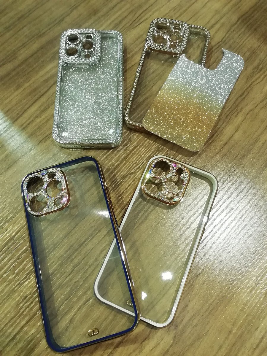 case_ya_com_kaz's tweet photo. こんにちは！
csssetto＋越谷レイクタウンkaze店です！
本日は、当店で人気商品をご紹介します😉
ラインストーン付きで、ハデかわです🤩✨
写真上のケースは、シートを挟んで使うこともできるので、その日の気分でカスタマイズするのもいいですよね😄
ぜひ店頭でご覧ください💁
#スマホケース https://t.co/Q2nn5JqVgF