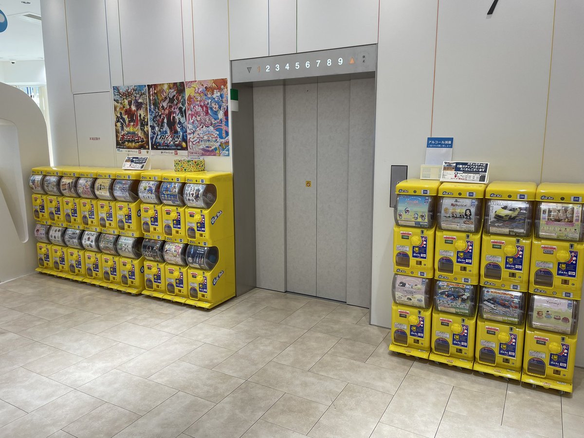 最近ガチャガチャ専門店を よく見かけます✨ なんば本店でも1階と6階に