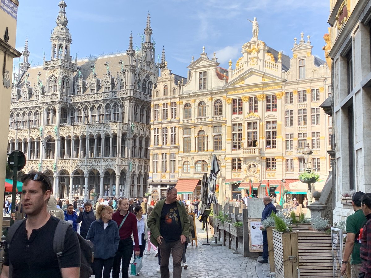 coolLEDltd's tweet image. Brussels, what a beautiful day to set up for #SLASEurope2023 and take in some of the sights yesterday! We loved every minute.  Raring to go on booth #214 this morning when the exhibition opens at 10 am. See you soon #SLAS2023