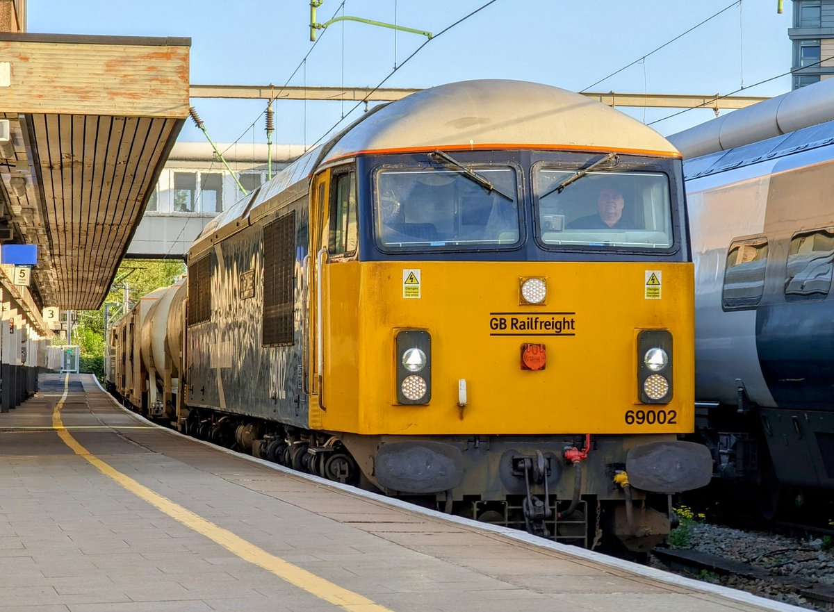 Good Morning from the Railway 🚂

We've started strong today with 69002 & 69005 passing through on a Kings Norton Circular run 📸

Right let's get started 👏

#DownOnTheStour #RailwayPhotography #railwaytwitter #class69 #bodysnatcher