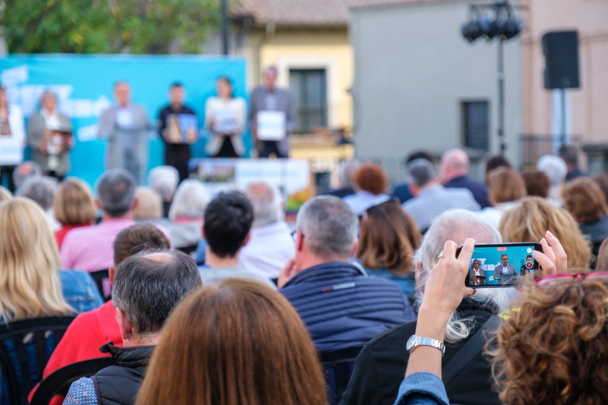 JuntsxManlleu's tweet photo. Volem donar les gràcies a tothom, estem molt agraïts amb tots els ciutadans de Manlleu que van assistir ahir a l’acte final de campanya.
A Junts per Manlleu, ANEM PER FEINA. https://t.co/Q6Mw6qhLA4