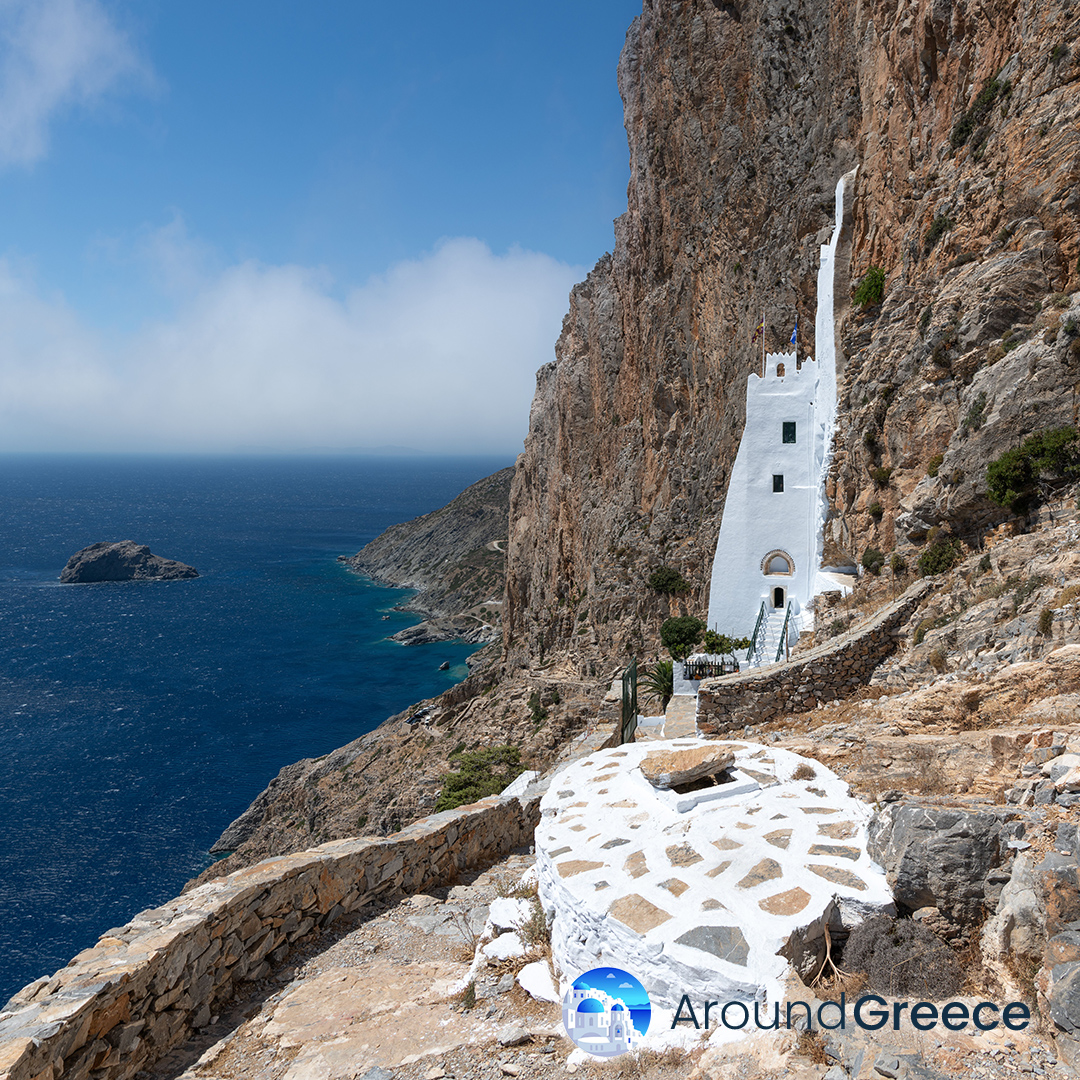 Experience the Monastery of Panagia Hozoviotissa in Amorgos! Perched high on a cliffside, this Byzantine monastery is a testament to faith and architectural splendor. ❤️ Tag #aroundgreece ❤️ Follow @AroundGreece aroundgreece.net/greek-islands/… #Amorgos #Greece #Greekislands