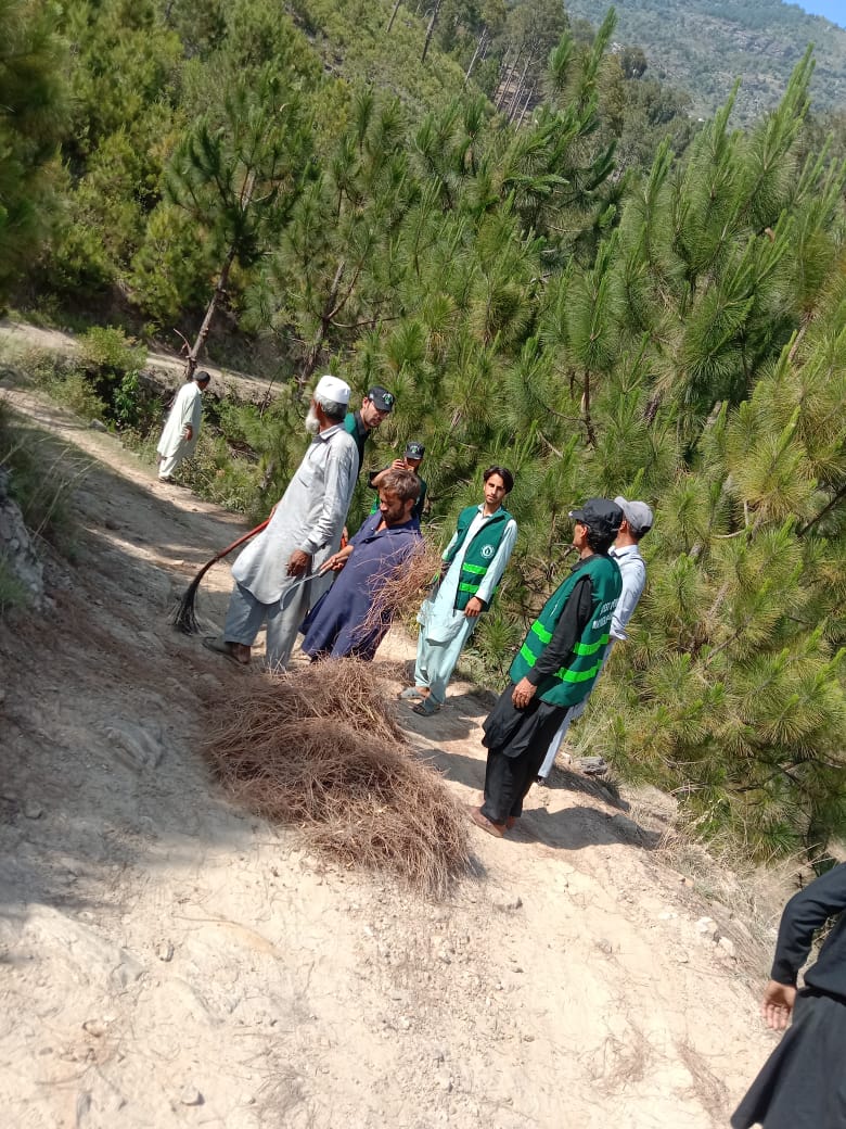 FEWDKPGovt's tweet photo. Forest Staff of Bhai Block carried out #Forestfires preventive and control measures(Debris collection, establishment of #Firelines and control burning/flaming) at Bhai beat https://t.co/L5OehWZk0F 04.
#KPForest
#KPClimateChange
#BunerForestDivision https://t.co/L6Zfht1AdK