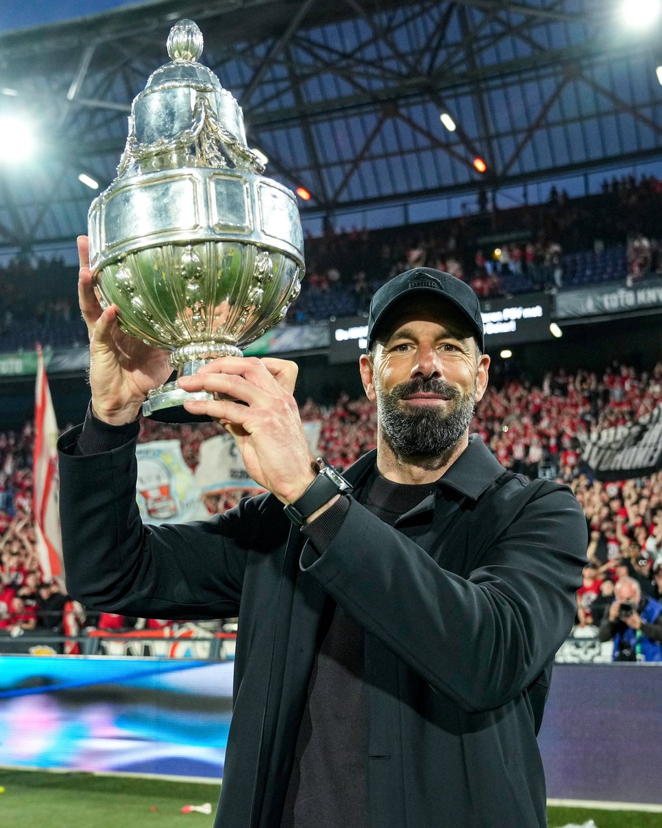 🚨 Ruud van Nistelrooy leaves PSV Eindhoven with immediate effect.

He won’t even be in charge of the team during the last game against AZ.

He won the Dutch Cup and the Dutch Super Cup in his only season in charge.