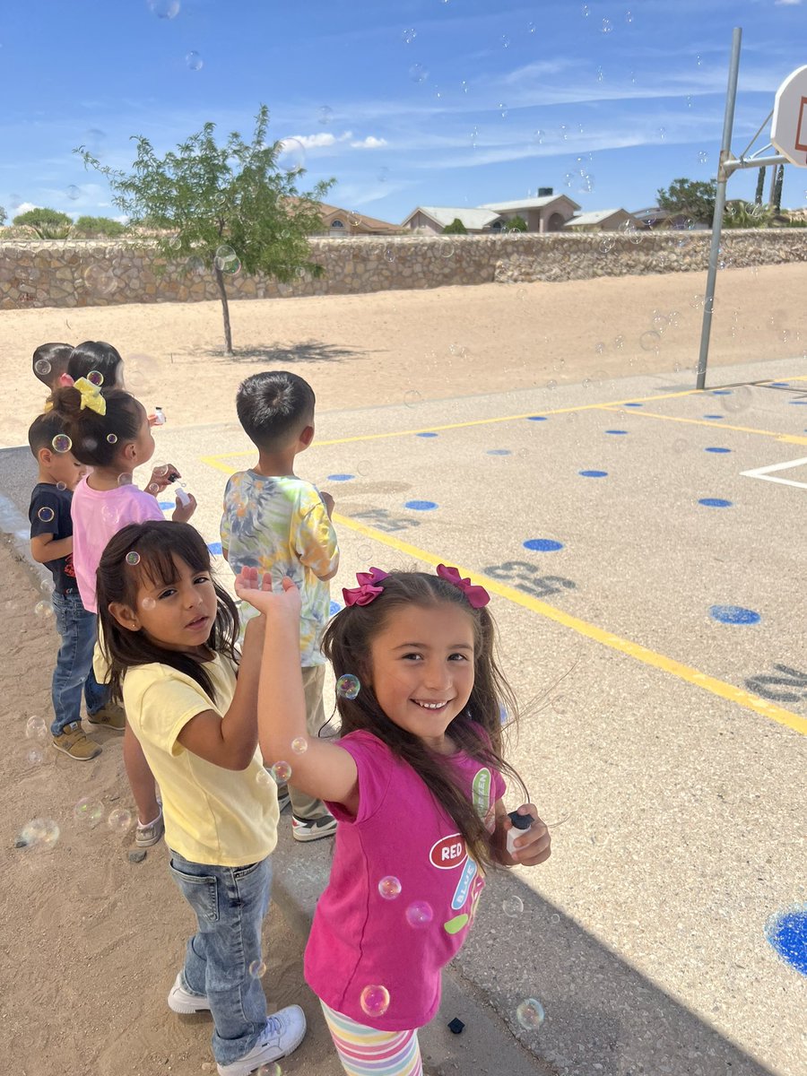 MsJRubio1's tweet photo. Our Little Colts continue to “Pop Their Way To The Last Day.” Day 14 called for Bubble 🫧 Fun!!! Watch as our little ones blow their way throw the last days of school! @DW_K8S @HValverde_DWS @Elizabedesrtwnd #EOYFun #PKRocks #ColtNation #TeamSISD https://t.co/y4B1Un7ZqW