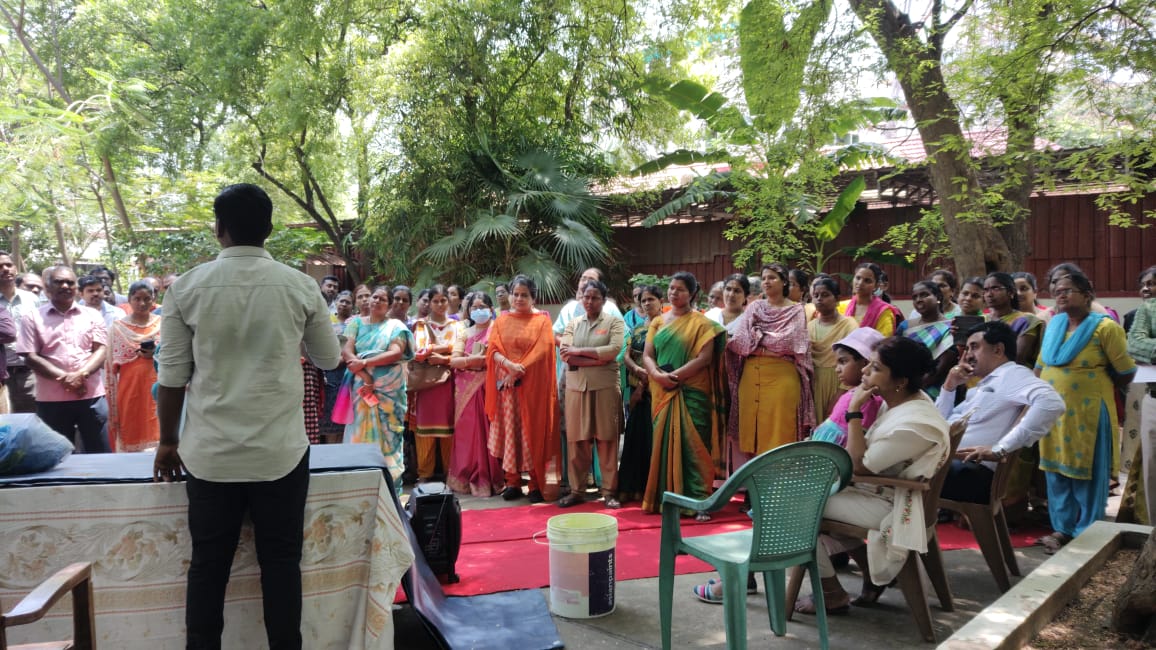 pmgtrichy's tweet photo. Today #Givingbacktonature theme was taken forward by our Regional team as a part of #MissionLiFE
Resource persons from #Vanagam (Nammalvar Ecological foundation) were kind enough to share a live lecture demo on #Naturalremedies using #Organicfarming materials
@IndiaPostOffice https://t.co/RR8p7gBHjm