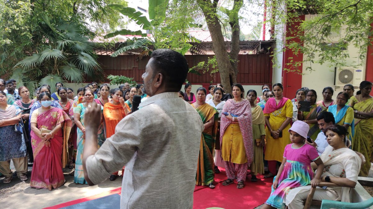 pmgtrichy's tweet photo. Today #Givingbacktonature theme was taken forward by our Regional team as a part of #MissionLiFE
Resource persons from #Vanagam (Nammalvar Ecological foundation) were kind enough to share a live lecture demo on #Naturalremedies using #Organicfarming materials
@IndiaPostOffice https://t.co/RR8p7gBHjm