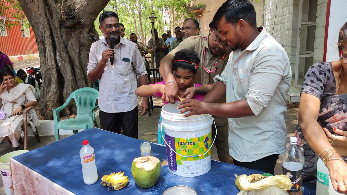 pmgtrichy's tweet photo. Today #Givingbacktonature theme was taken forward by our Regional team as a part of #MissionLiFE
Resource persons from #Vanagam (Nammalvar Ecological foundation) were kind enough to share a live lecture demo on #Naturalremedies using #Organicfarming materials
@IndiaPostOffice https://t.co/RR8p7gBHjm