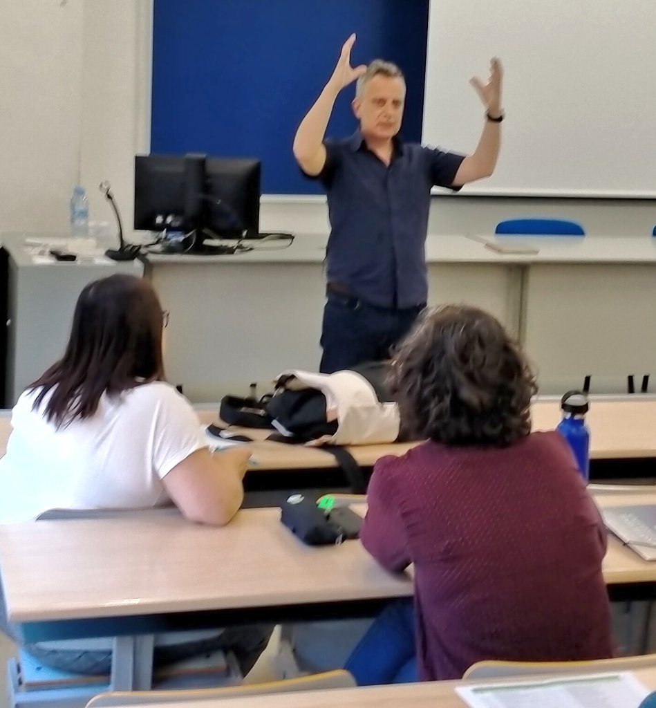 LluisAgusti's tweet image. Eugeni Roig, director artístic i d&apos;enregistrament d&apos;àudiollibres de la Fábrica de Carbón, ens parla d&apos;àudiollibres, de podcasts, de veus, de discursos estètics.

 Al postgrau de #PrescripcióLectora de la Facultat d&apos;Informació i Mitjans Audiovisuals de la Universitat de Barcelona.