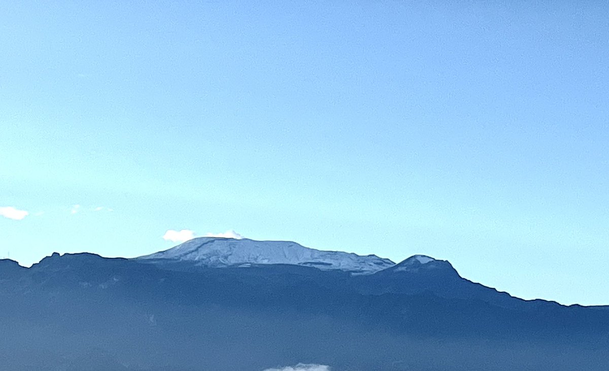 OlgaCaro's tweet photo. Durante el tiempo en el que hemos reportado las anomalías del comportamiento del Volcán Nevado del Ruiz he aprendido que los de esta zona queremos mucho a nuestro majestuoso #Cumanday y que no nos imaginábamos que los de afuera ven con miedo lo que a nosotros nos maravilla. https://t.co/4ZVxfIjkgY
