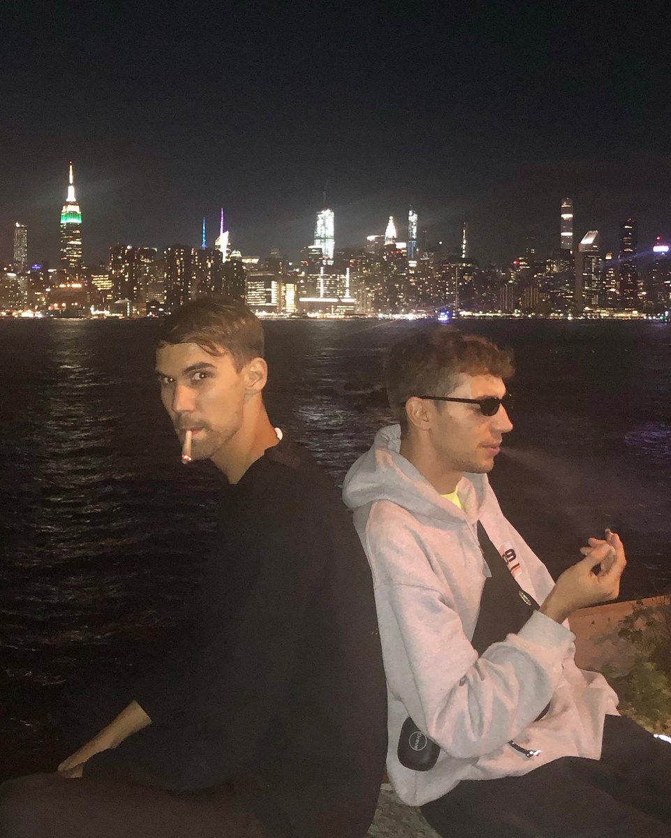 FJAAK's tweet image. USA &amp;amp; CANADA we're coming for y'all 👽👽🇺🇸🇨🇦💯

25 ST. PETERSBURG @fader_events 
26 MIAMI #SPACEMIAMI
27 NEW YORK @knockdowncenter 
28 MONTRÉAL @PiknicMTL 
29 DETROIT @MovementDetroit 

swipe for some snaps from the last times we been around😇😇