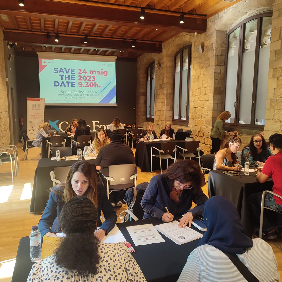 CreuRojaGirona's tweet photo. En marxa l'#SpeedDating i #IVNetworkingCreuroja a #Girona, amb la participació de 55 persones usuàries de projectes d'Ocupació i de 14 empreses col·laboradores. Cites ràpides per posar en contacte empreses i persones en recerca de feina #CREUemTalents @OcupacioCR https://t.co/DG7n8gNDPw