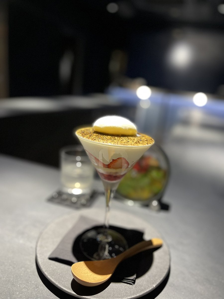 kozewine's tweet photo. 全メンズに知ってほしいカフェ＆バー
「THE STANDARD」

正確には店名が反転したロゴで
「ここは、スタンダードじゃない」の意。

ブリュレと思いきや
トリュフとハチミツソースのパフェ。

果実と茶葉を漬け込んだカクテル
サイフォンのカクテルなど。

いや、案件なんですが
めちゃすごくて楽しかった…。

PR #原宿スイーツ #締めパフェ #表参道バー #表参道パフェ #原宿パフェ #北参道バー #thestandardtokyo #原宿バー