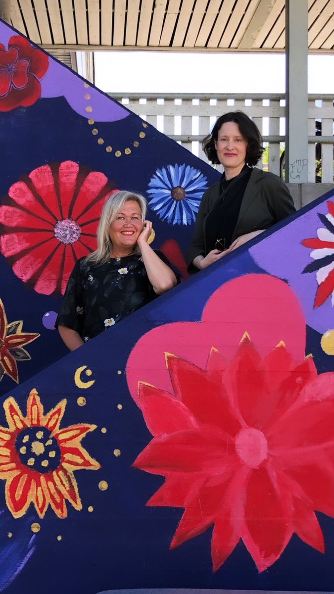 Tää taisi olla mulla noin 30. hanke koulujen, opettajien ja nuorten parissa viimeisen 7 vuoden aikana. Tällä kertaa tuli hieno muraali Tampereelle Koivistontielle 🥳Kuvassa Eeva ja minä eli <a href="/KuPeKasvatus/">KuPeKasvatus</a> 
Kiitos Hatanpään koulun oppilaat, rehtori, opet ja taitelija Mollu Heino ☺️