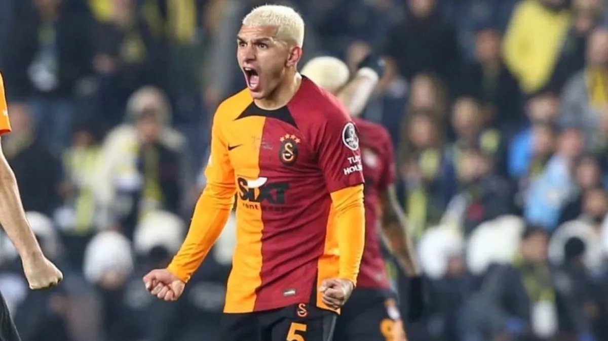 Galatasaray yönetimi, Lucas Torreira'ya iyileşmiş şartlarda yeni bir sözleşme önerecek ve takımda kalmasını sağlayacak.

🔗 (Sabah)