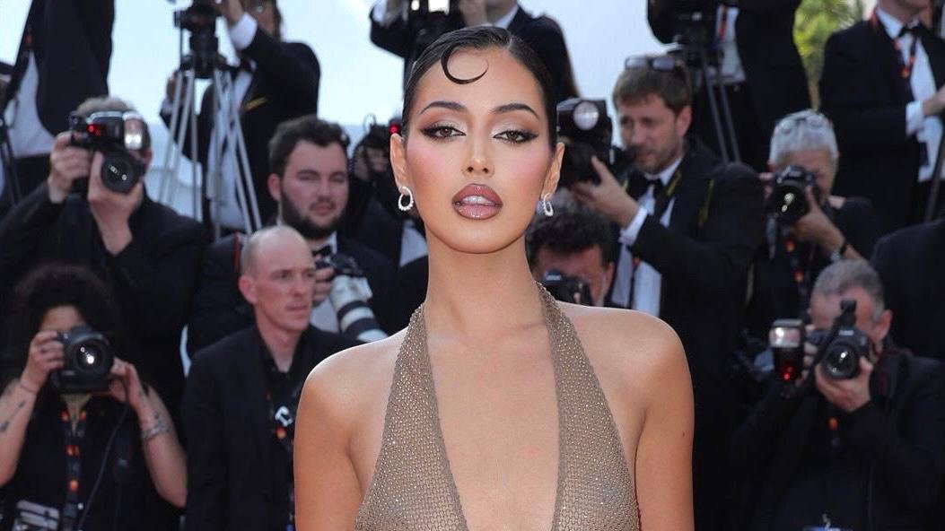ghdspain's tweet photo. Espectacular #CindyKimberly con #ghdlook by Pablo Macías x ghd para el @Festival_Cannes 🎬 Un moño con twists a media altura con raya lateral y onda en el flequillo, peinado con styler #ghdmax y espuma #ghdbodygoals para dar un toque wet ✨

#ghd #Cannes2023 #hairlook #hairstyle https://t.co/qJ9RF3tYAn