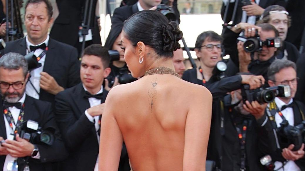 ghdspain's tweet photo. Espectacular #CindyKimberly con #ghdlook by Pablo Macías x ghd para el @Festival_Cannes 🎬 Un moño con twists a media altura con raya lateral y onda en el flequillo, peinado con styler #ghdmax y espuma #ghdbodygoals para dar un toque wet ✨

#ghd #Cannes2023 #hairlook #hairstyle https://t.co/qJ9RF3tYAn