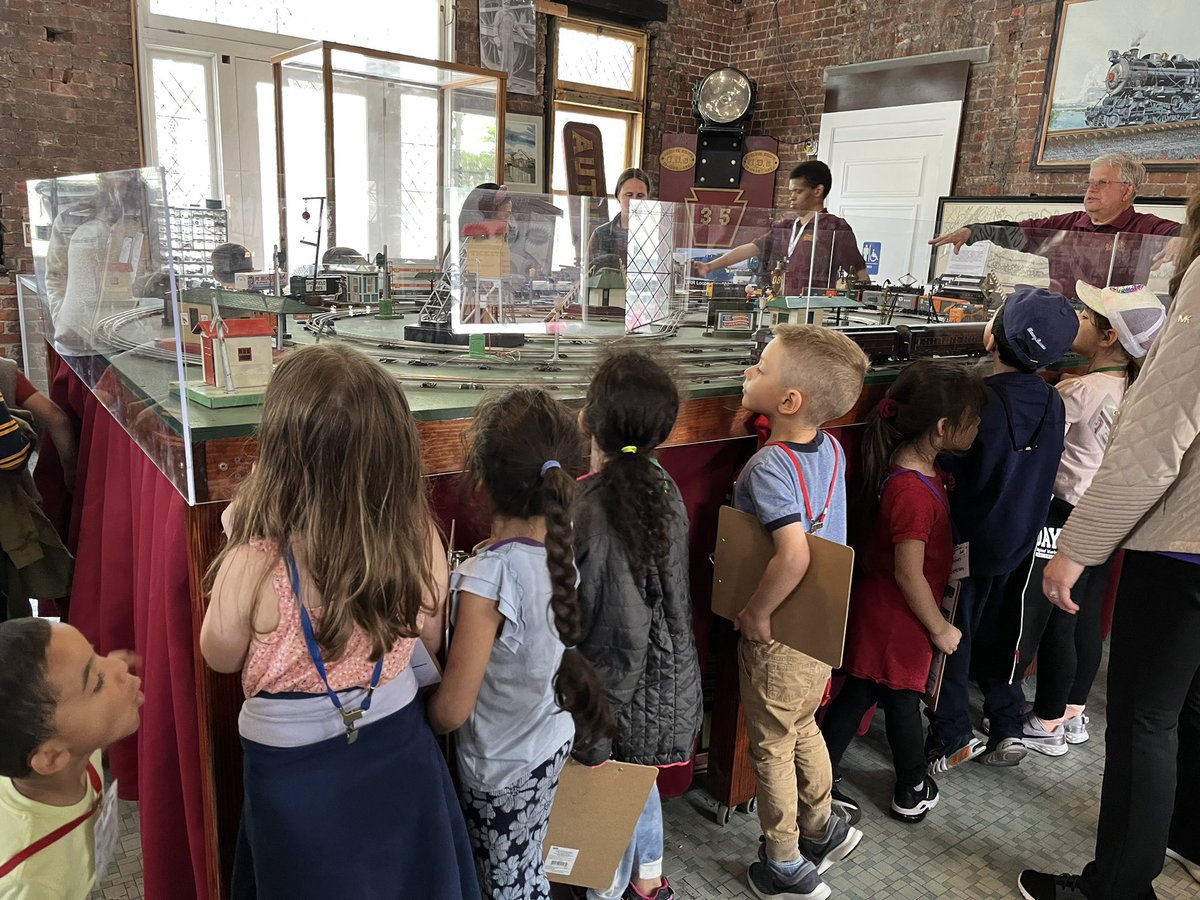 McelweeTami's tweet photo. Kindergarteners visiting the Oyster Bay Train Station and Rail yard.🚂🚉 @OBENSchools https://t.co/iO70h63mZb
