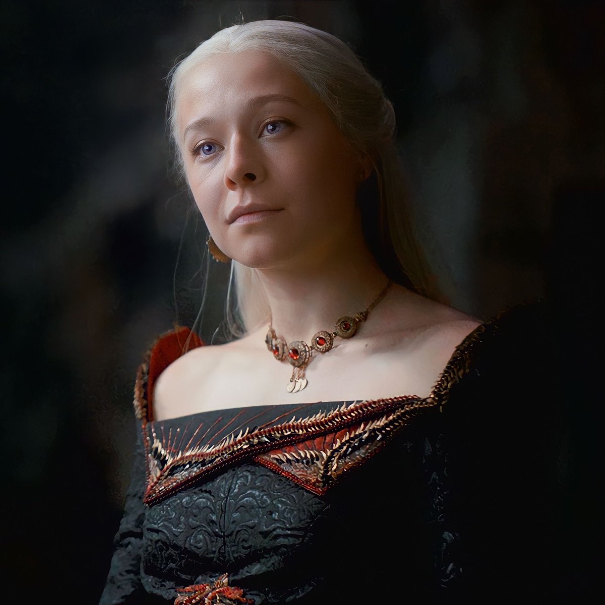 theblacks_'s tweet photo. ‼️SPOILERS FOR S2 ‼️

Los Siete Reinos confirms the smallfolk of Flea Bottom attacks Alicent and Helaena during funeral procession throwing food at them and trying to physically attack them. Alicent and Helaena have to flee. 

The smallfolk chants: “Long live Rhaenyra!” https://t.co/IP2KBH4L6n