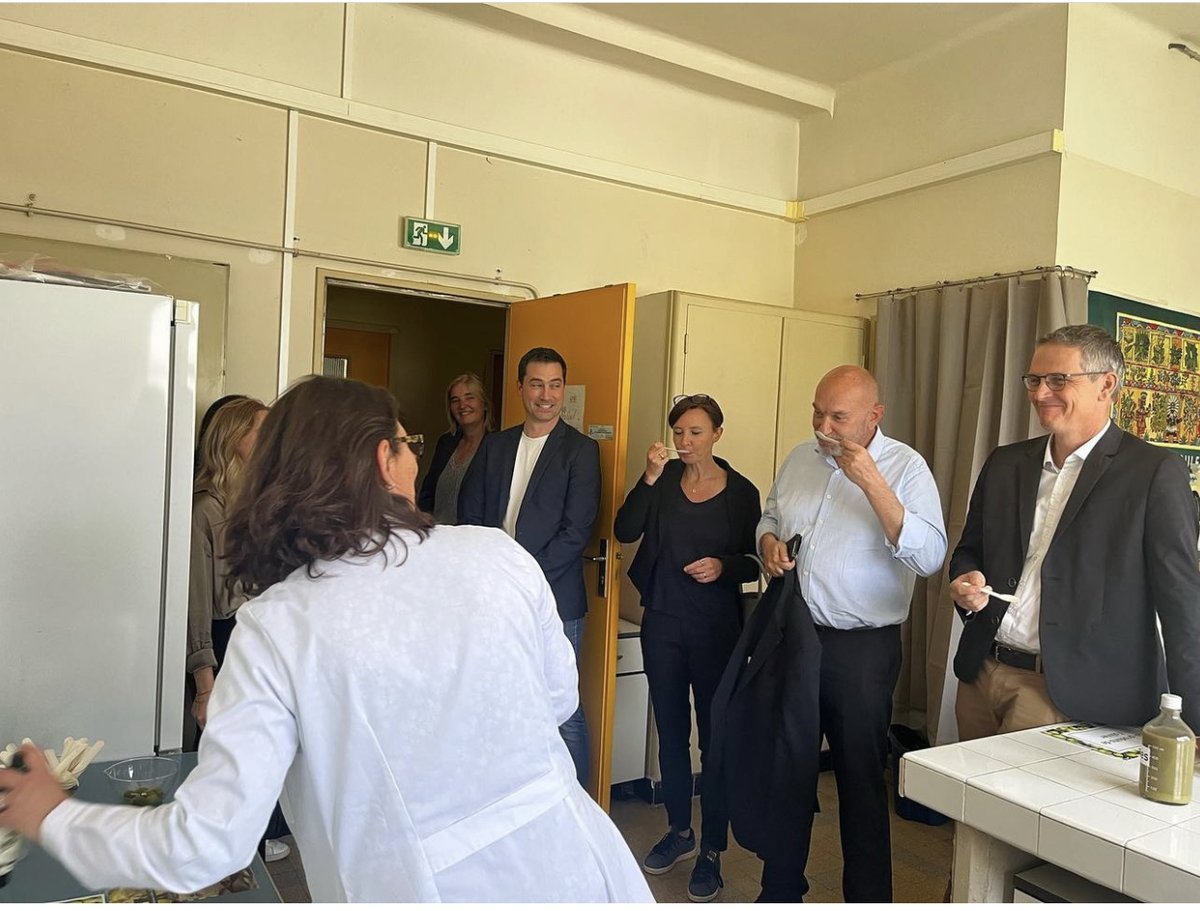 Université de Montpellier (@umontpellier) on Twitter photo #FêteDeLaNature 🍃 Au Droguier de la
<a href="/FacPharma_Mtp/">Faculté de Pharmacie de Montpellier</a>, le Président <a href="/Philippe_Auge/">Philippe Augé</a> <a href="/umontpellier/">Université de Montpellier</a>, <a href="/IParrot_UM/">Isabelle Parrot</a>, <a href="/LisowskiVincent/">vincentlisowski</a>, <a href="/n_giraudeau/">Nicolas Giraudeau</a> <a href="/FondationUM/">Fondation Université de Montpellier</a> visitent les ateliers que <a href="/chantal_marion/">MARION Chantal 💎</a> pilote avec ses étudiants pour les étudiants de Pharmacie de 2ème année et du PASS #FêteDeLaNature 🍃 Au Droguier de la
<a href="/FacPharma_Mtp/">Faculté de Pharmacie de Montpellier</a>, le Président <a href="/Philippe_Auge/">Philippe Augé</a> <a href="/umontpellier/">Université de Montpellier</a>, <a href="/IParrot_UM/">Isabelle Parrot</a>, <a href="/LisowskiVincent/">vincentlisowski</a>, <a href="/n_giraudeau/">Nicolas Giraudeau</a> <a href="/FondationUM/">Fondation Université de Montpellier</a> visitent les ateliers que <a href="/chantal_marion/">MARION Chantal 💎</a> pilote avec ses étudiants pour les étudiants de Pharmacie de 2ème année et du PASS