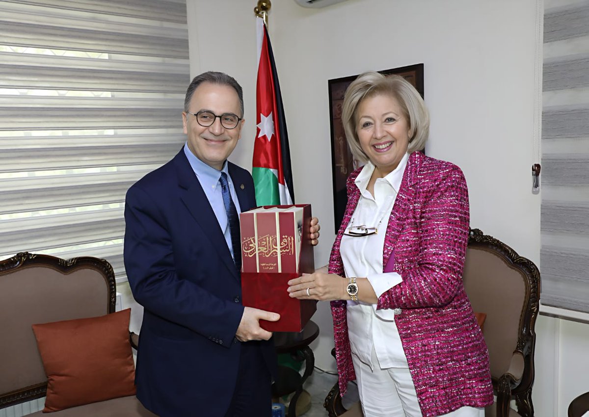 التقيت صباح اليوم في مكتبي رئيس الجامعة الأميركية بالقاهرة الدكتور أحمد دلال.. وتم خلال اللقاء بحث العلاقات الثقافية بين الوزارة والجامعة. الجامعة الأميركية تمثل صرحا أكاديميا عريقا لعب دورا مهما في تعزيز المعرفة.