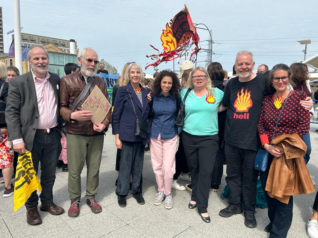XRWandsworth's tweet photo. Wandsworth rebels were proud to take part in disrupting @Shell's AGM yesterday. Great account by @novaramedia 
https://t.co/75eRbrtY2g
#ShutDownShell #ClimateJustice #DefundClimateChaos #StopJackdaw
@fossilfreeLDN 
@XRebellionUK
@XRLondon 
@shellslies @shell_knows @XRUK_Actions https://t.co/zzPQXrBE41