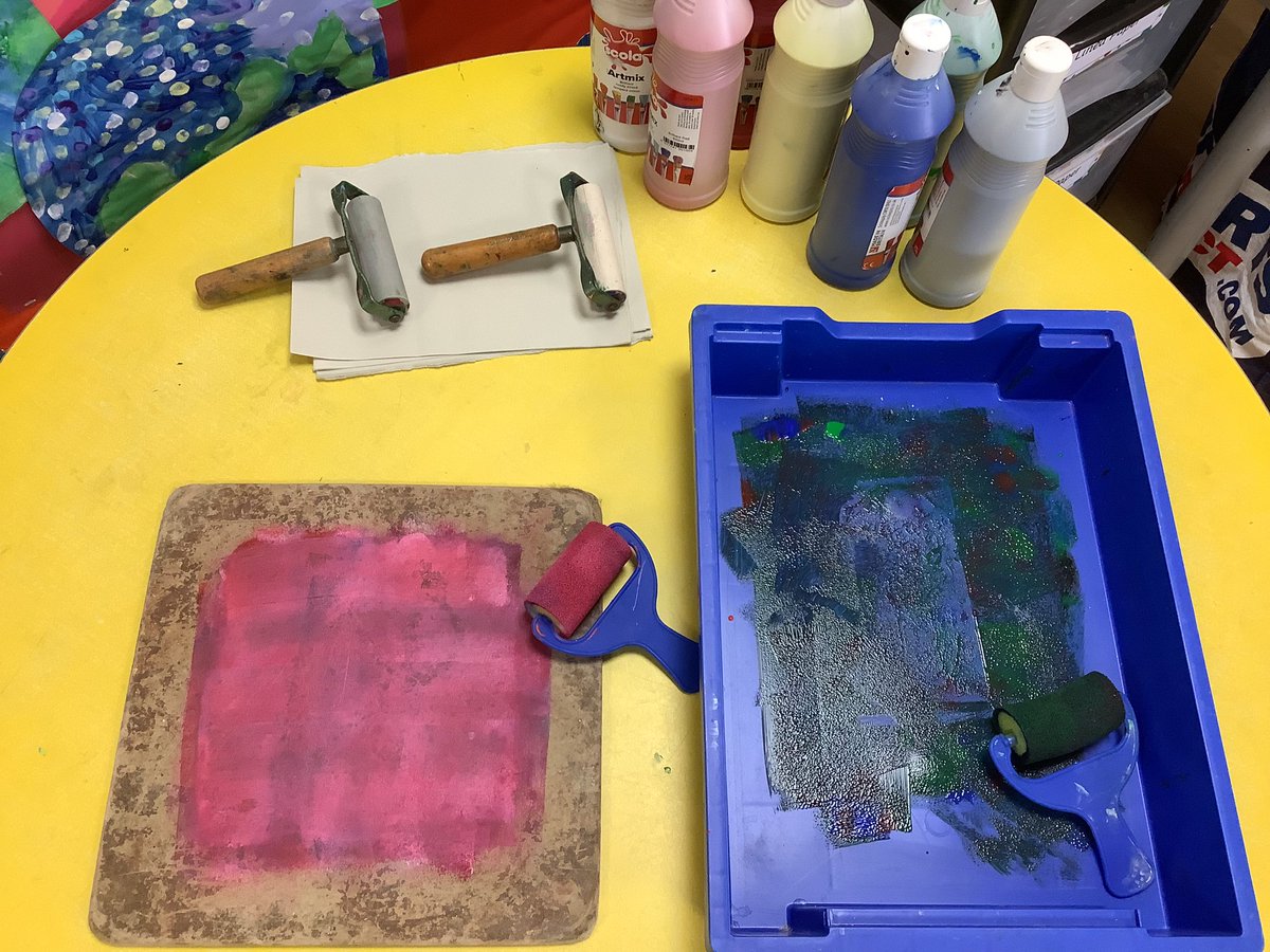 llanrhidianp's tweet photo. #LlanPengwin have been sketching and printing jellyfish this morning. We have taken our inspiration from the jellyfish we saw on Horton and Port Eynon beaches yesterday on our lovely school trip. #LlanExp #LlanFun 🐙☀️🌊 https://t.co/qwqvQjo2U1
