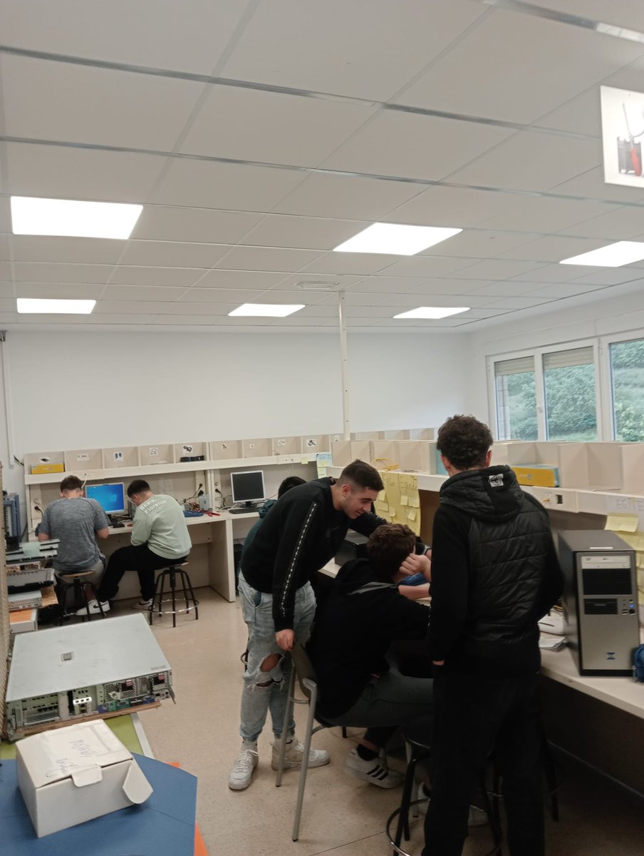 informatikatlhi's tweet photo. Ikusten dugun bezala @tolosaldeaLH-ko informatikariak erronkako bigarren astean sartu dira. Hauen helburua bulego baten sarea ezartzea izango da. Animo gazteak!! 
#informatikaTLHI 
#MS2LANean2223 https://t.co/Ec1lZXyUu8