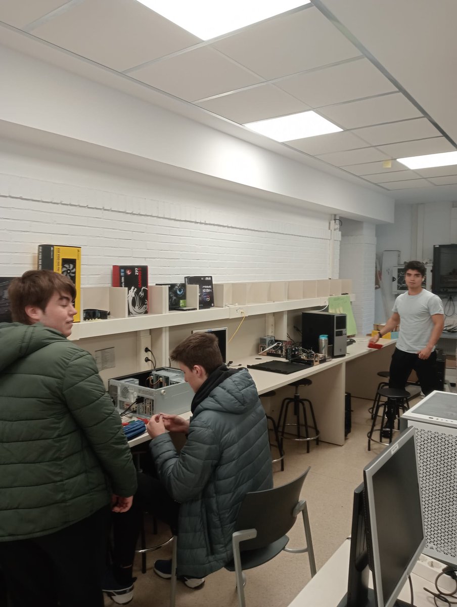 informatikatlhi's tweet photo. Ikusten dugun bezala @tolosaldeaLH-ko informatikariak erronkako bigarren astean sartu dira. Hauen helburua bulego baten sarea ezartzea izango da. Animo gazteak!! 
#informatikaTLHI 
#MS2LANean2223 https://t.co/Ec1lZXyUu8