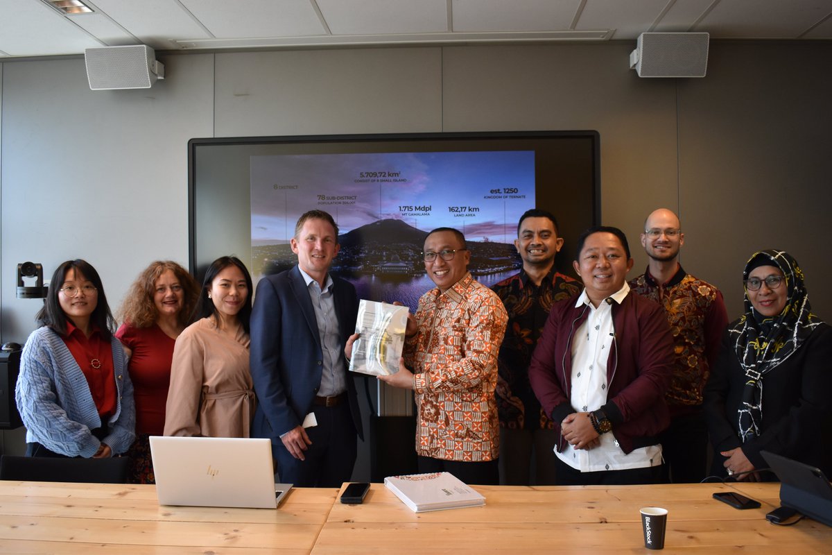 ihserasmusuni's tweet photo. 🏛️IHS hosted a delegation from Ternate, Indonesia, led by the Mayor, to explore heritage preservation. The Mayor discussed the challenges of preserving the colonial heritage of Benteng Oranje. Engaging in  brainstorming sessions, they explored IHS's role in sustainable management https://t.co/dBBGrhbX7B