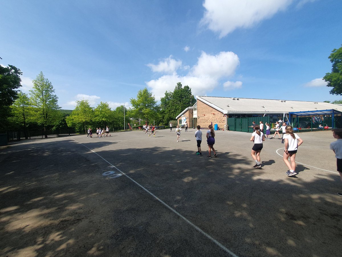 Dyffrynamanpe's tweet photo. Wel, na beth oedd bore gwyllt ac hwylus yn @YsgolYBedol.

3 dosbarth, 3 sesiwn, dros 100 o blant, a digonedd o sgil a chydweithio 👏👌🏉

#SmilesOnFaces #FunInTheSun #Cystadleuol
@WRU_Scarlets @WRU_Community https://t.co/VUmJr67Po3