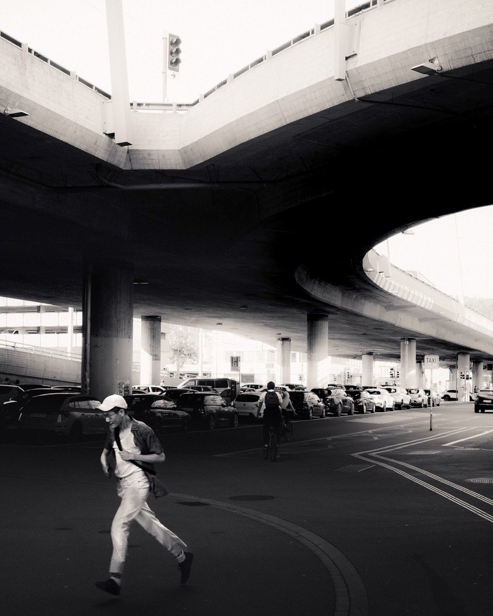 Francesco_lgn's tweet photo. A few shoots from #Zurich 

#streetphotography #architecture #blackandwhite #fuji #urbanphotography https://t.co/YWIvIMQwMa