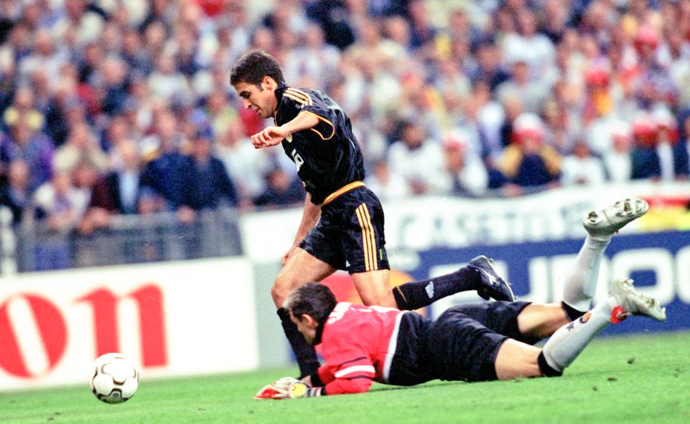 Raul7Capitan7's tweet photo. Tal día como hoy hace 23 años, el Real Madrid alza La Octava al cielo de París 

#HalaMadrid https://t.co/6Ozzb6fYHT