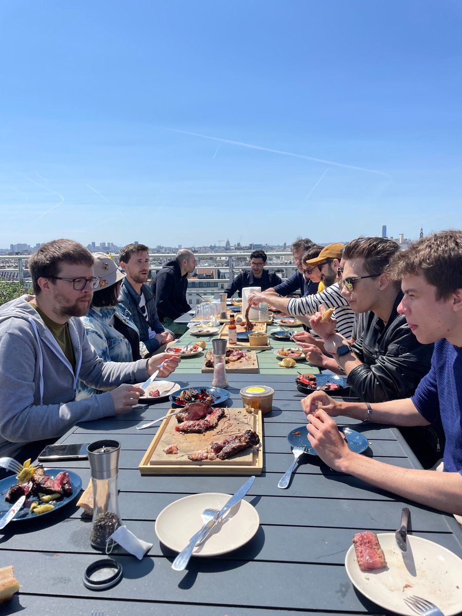 Gorintic's tweet photo. Engineering at @avec_alan on a regular Wednesday at the office https://t.co/7ZkByiXVQO