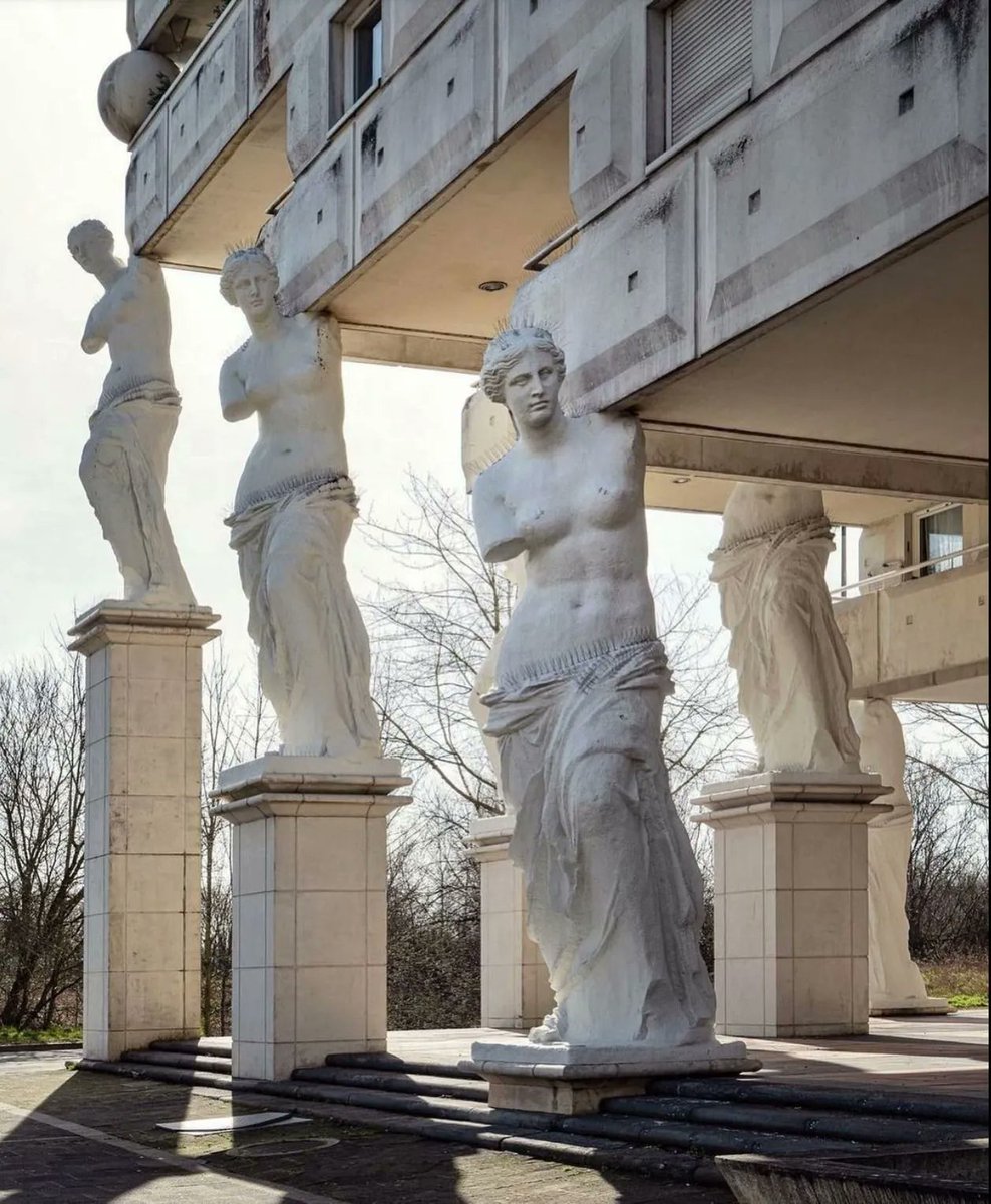 NOWNESS's tweet photo. #InResidence: Les Caryatids Buildings, built-in 1992 by architect Manolo Nuñez-Yanowsky
Photo via IG bsantiard
Tap the link to go inside the homes of celebrated architects and designers in our In Residence series 👀 https://t.co/RusZQNvV1C https://t.co/K02ACGa4fa