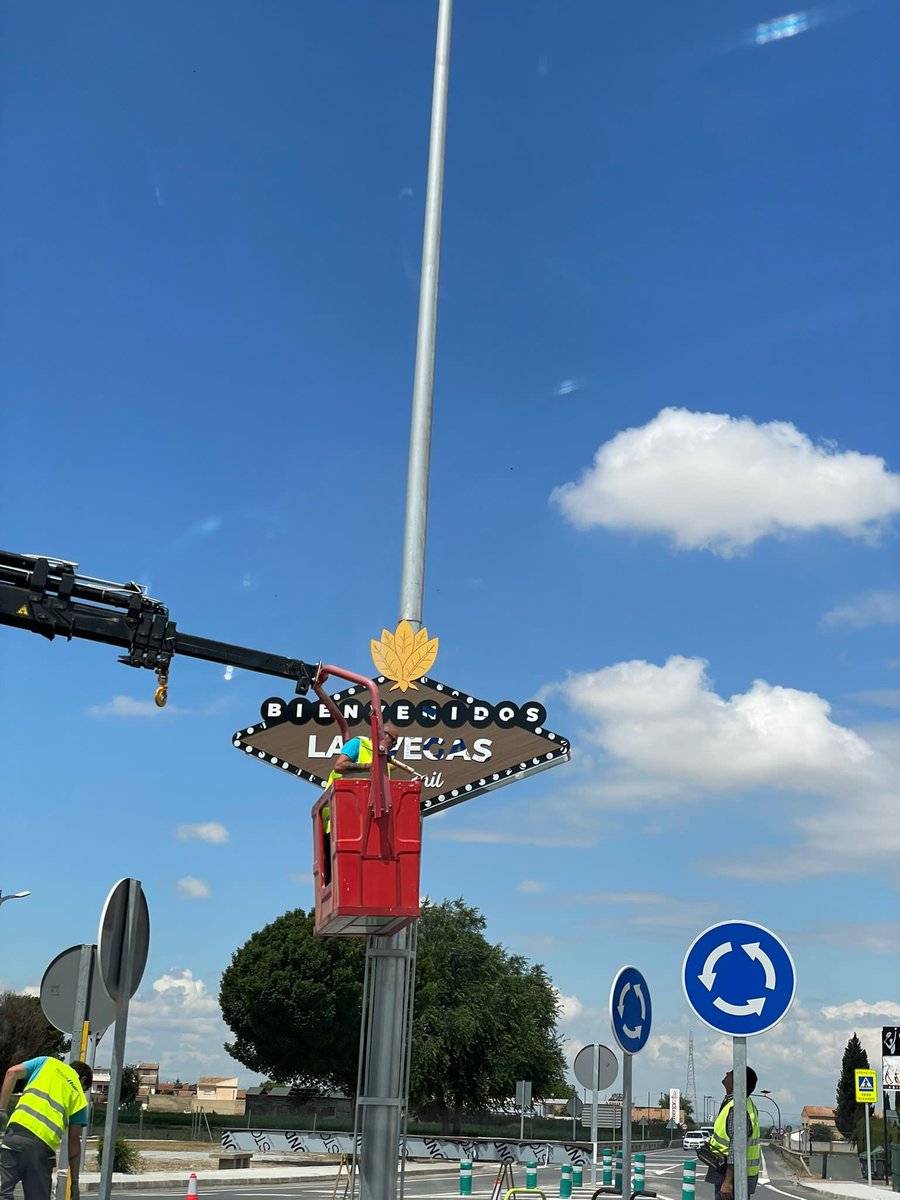 Samuel_MR17's tweet image. El cartel de bienvenida que están colocando a la entrada de Vegas del Genil es una fantasía