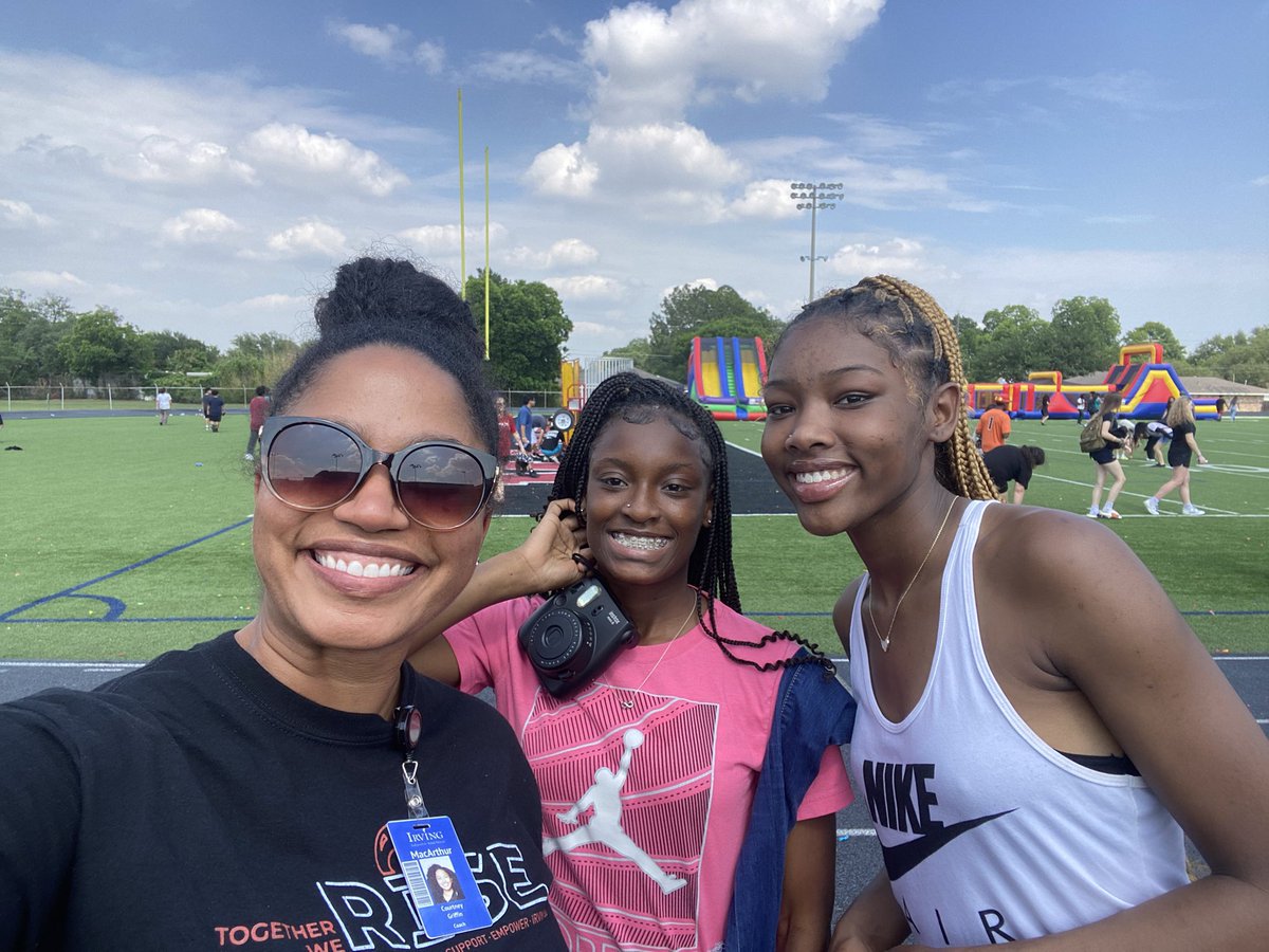 MACGirlsTrack's tweet photo. @MacArthurCards infused fun and  the innocence of field day into our entire campus! The staff to capture kids hearts is to be captured with H2O balloons and buckets of H20! @IrvingISD  has the  best leaders &amp; amazing educators at MAC!#PowerOfUs #FunNTheSun https://t.co/hpSCmg6ZJ0