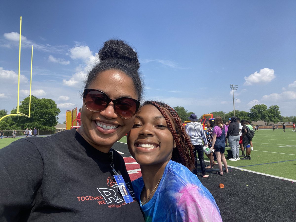 MACGirlsTrack's tweet photo. @MacArthurCards infused fun and  the innocence of field day into our entire campus! The staff to capture kids hearts is to be captured with H2O balloons and buckets of H20! @IrvingISD  has the  best leaders &amp; amazing educators at MAC!#PowerOfUs #FunNTheSun https://t.co/hpSCmg6ZJ0