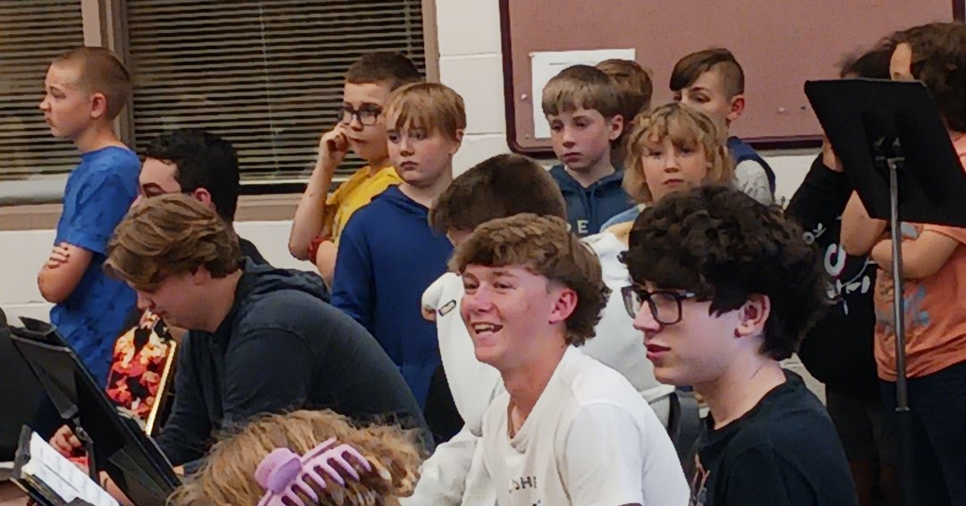 fahstigers's tweet photo. High School students helping 4th &amp; 5th grade students prepare for their concerts. https://t.co/pnHBUaxT3e