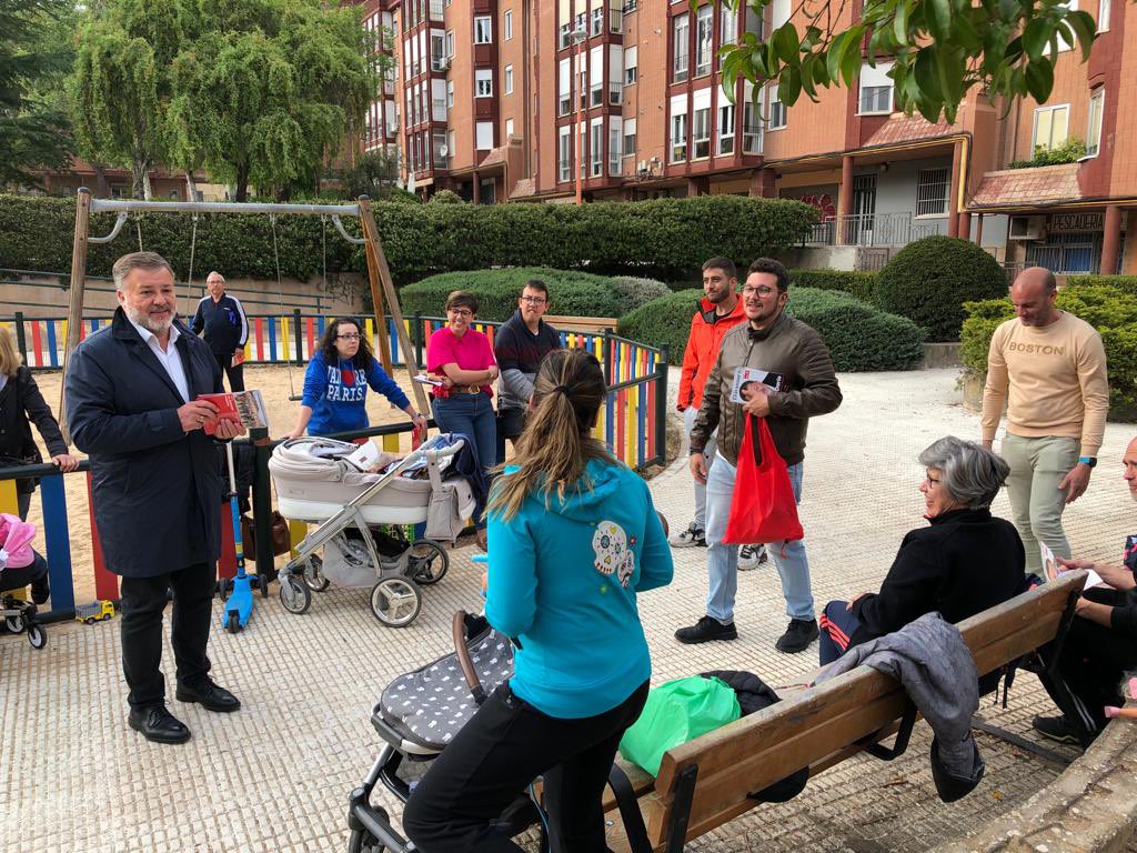 PSOEdeCUENCA's tweet photo. 🔴LLEGAMOS A LA FUENTE DE ORO🔴
El equipo de Darío Dolz estamos a tope 💯 , llevando nuestras propuestas barrio a barrio 🏘️
En la Fuente del Oro donde mantenemos nuestro compromiso de arreglar los accesos y llevar el bus 🚌
#condarío #conpage #enbuenasmanos #barriosbarrio https://t.co/RXIbluIkQt