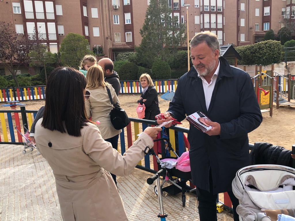 PSOEdeCUENCA's tweet photo. 🔴LLEGAMOS A LA FUENTE DE ORO🔴
El equipo de Darío Dolz estamos a tope 💯 , llevando nuestras propuestas barrio a barrio 🏘️
En la Fuente del Oro donde mantenemos nuestro compromiso de arreglar los accesos y llevar el bus 🚌
#condarío #conpage #enbuenasmanos #barriosbarrio https://t.co/RXIbluIkQt