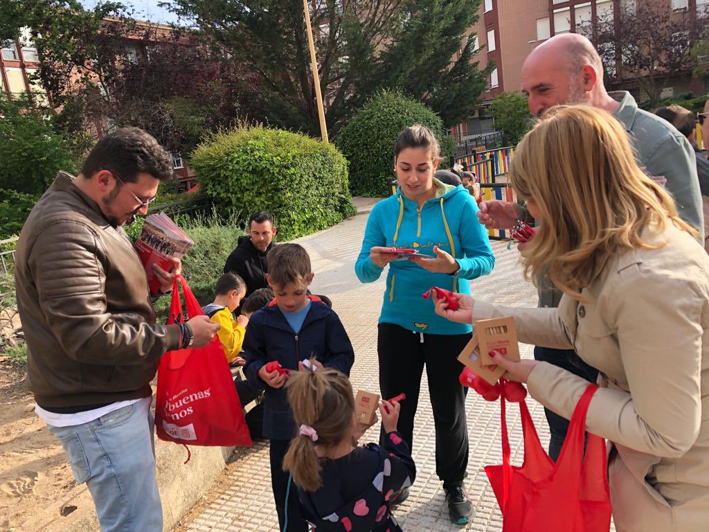 PSOEdeCUENCA's tweet photo. 🔴LLEGAMOS A LA FUENTE DE ORO🔴
El equipo de Darío Dolz estamos a tope 💯 , llevando nuestras propuestas barrio a barrio 🏘️
En la Fuente del Oro donde mantenemos nuestro compromiso de arreglar los accesos y llevar el bus 🚌
#condarío #conpage #enbuenasmanos #barriosbarrio https://t.co/RXIbluIkQt