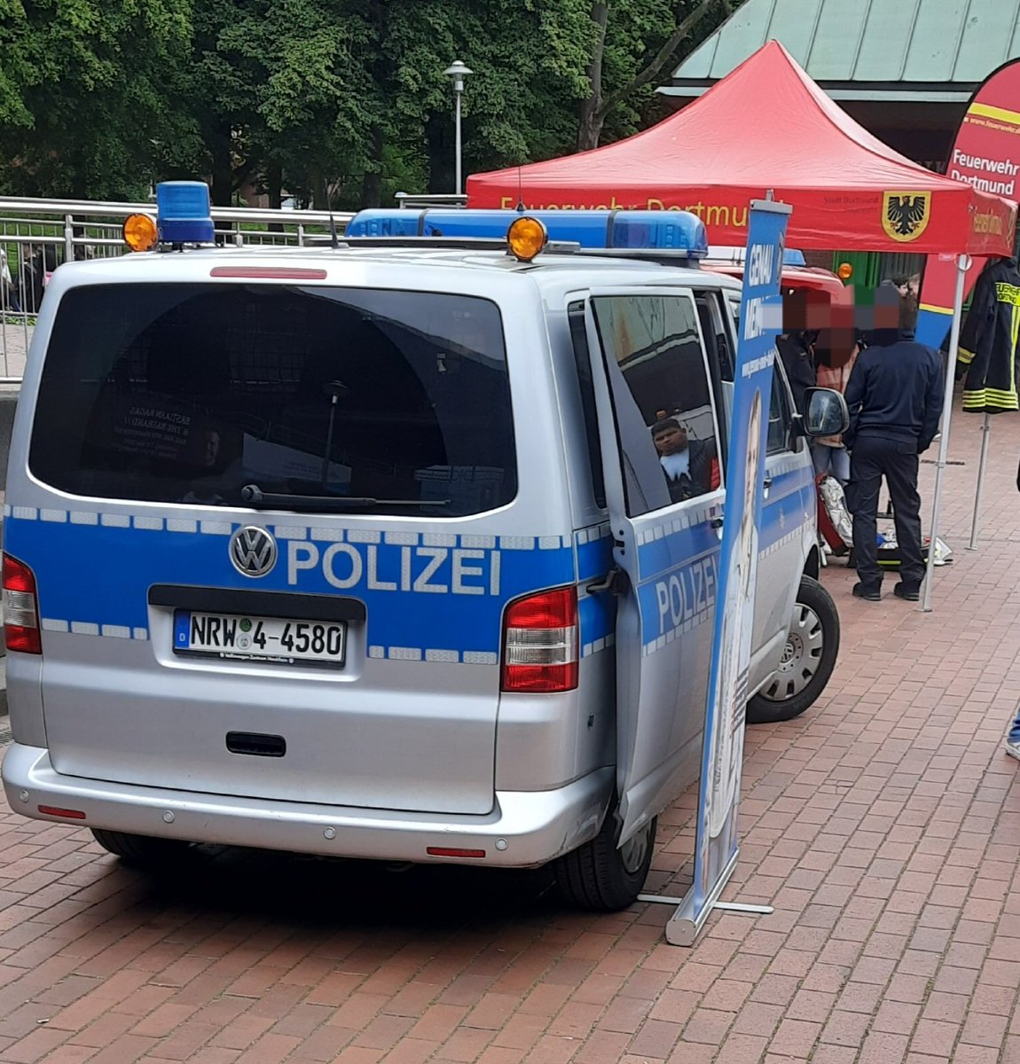 An der U-Bahn Leopoldstr., am Keuninghaus in #Dortmund, machen die Cops Werbung für ihre Mördertruppe. Nicht sonderlich viel Interesse von den Schülern.

Haben bestimmt Bock paar Fragen zu beantworten.
#justice4mouhamed
#copaganda_do