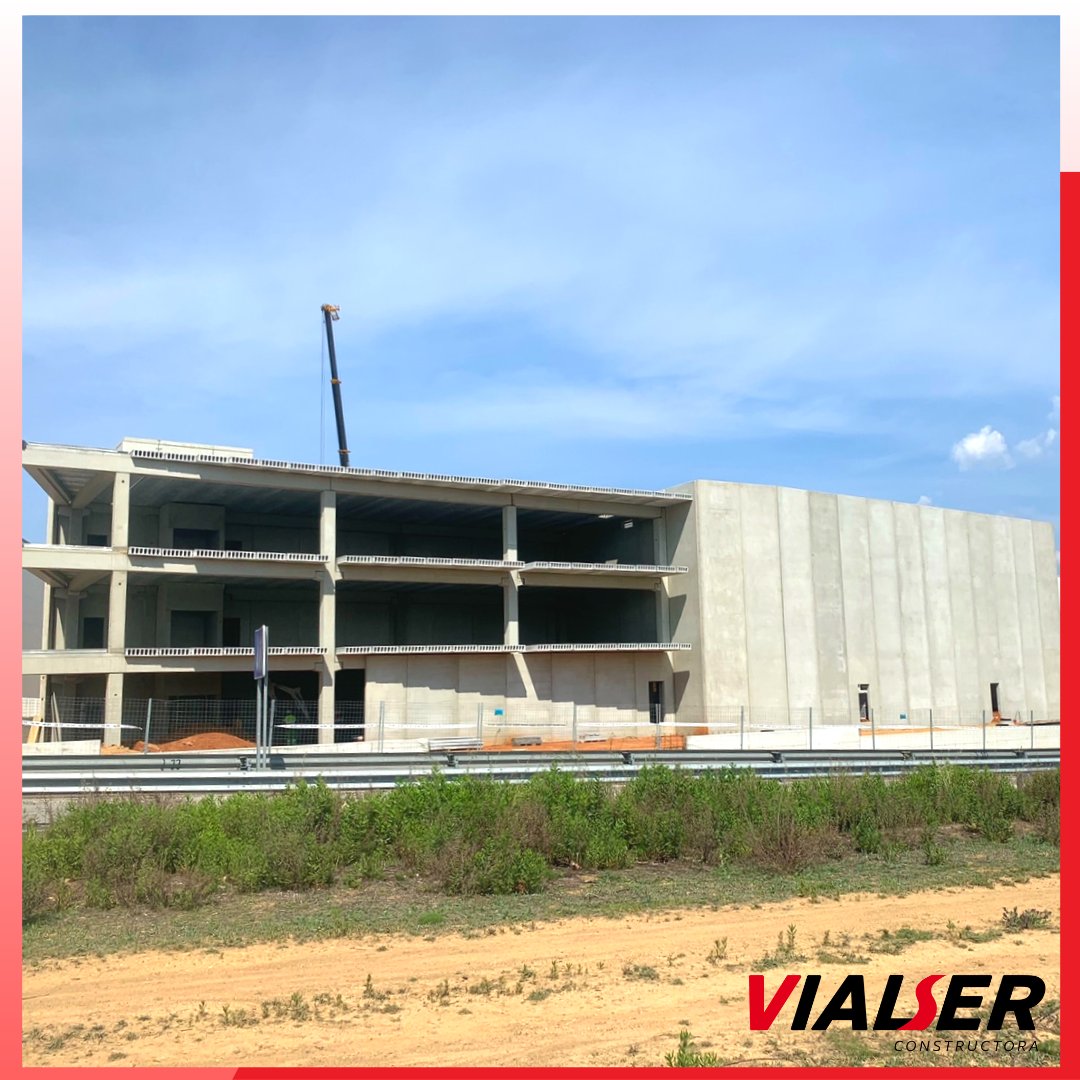Avances de los trabajos de la estructura de una nave industrial de planta baja y edificio de oficinas en la calle Xaloc número 8 de Polinyà, para la empresa SAMILU 027, S.L.

#Vialser #Constructora #polinya #edificacion