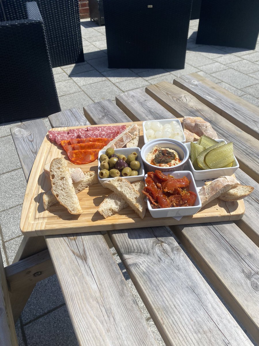 Celebrate making it
half way through the week with us at the
Powder Monkey Taphouse
Our charcuterie boards are the perfect sharing
platter for a light lunch 🐒🍺#powdermonkey
#powdermonkeybrewingco #craftbeer
#lightbites #humpday #wednesday #charcuterie